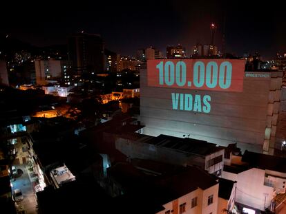 Una proyección en un edificio de Brasil sobre los 100.000 muertos por covid-19.