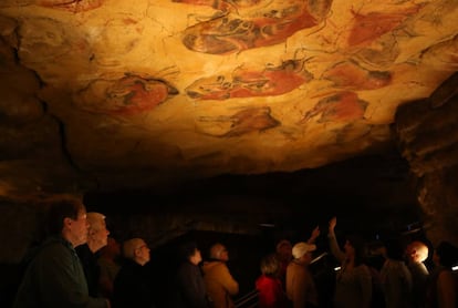 “¡Mira, papá, bueyes pintados!”, le dijo su hija María, de ocho años, un día de 1879, señalando el techo de la cueva. Marcelino Sanz de Sautuola dio a conocer las pinturas de Altamira, pero el mundo científico no las aceptó como auténticas hasta 1902, tras el descubrimiento de otras cuevas en Francia. Desde entonces, son un icono del arte rupestre paleolítico. Desde 2015 la visita a la cueva de Altamira está limitada (solo pueden acceder cinco personas por semana durante 37 minutos). En el museo (entrada, 3 euros) se puede visitar una exposición permanente además de la Neocueva (en la fotografía), una reproducción tridimensional que muestra la cueva tal y como era hace entre 35.000 y 13.000 años. El conjunto se encuentra a dos kilómetros de Santillana del Mar. Más información: <a href="http://www.mecd.gob.es/mnaltamira/home.html;jsessionid=76521FE3BEF8CE8834D468530BC319AD/"target="_blank">museodealtamira.mcu.es.</a>