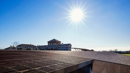 La nueva bodega familiar, un edificio-paisaje que se integra en el lugar, casi desapareciendo.