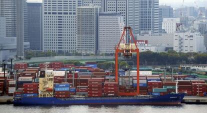 Un barco es cargado en el puerto de Tokio.