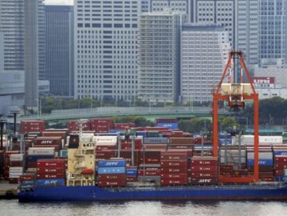 Un barco es cargado en el puerto de Tokio.