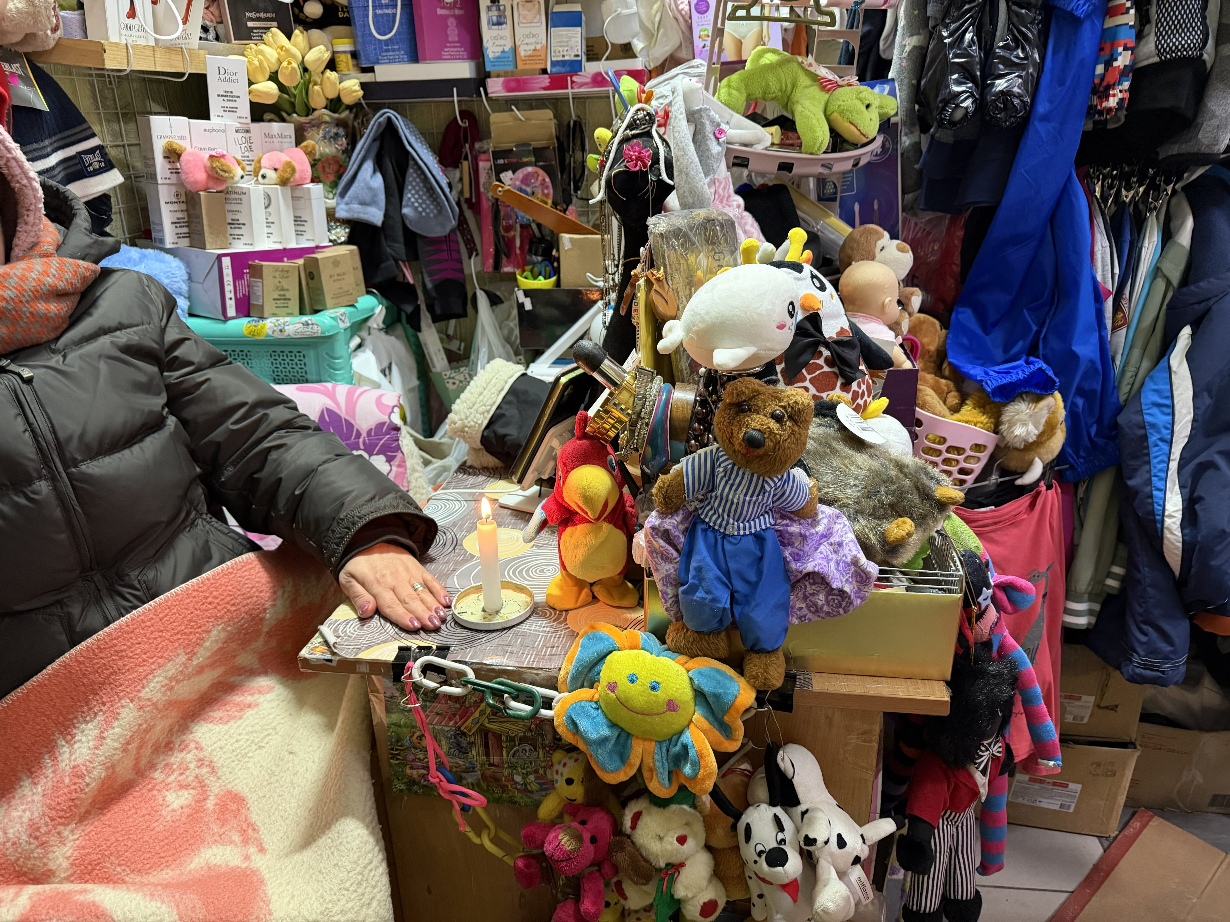 Ludmyla, dependienta en una tienda de decomisos.