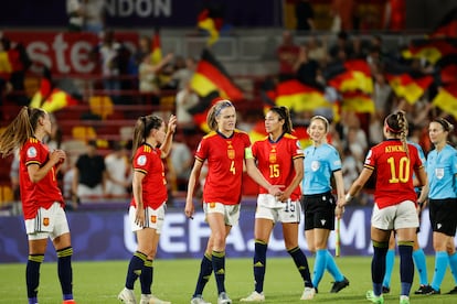 LONDRES, 12/07/2022.- Las jugadoras de la selección española a la finalización del encuentro correspondiente a la fase de grupos de la Eurocopa femenina que han disputado hoy martes frente a la selección de Alemania en el estadio Brentford de Londres. EFE/Miguel Toña