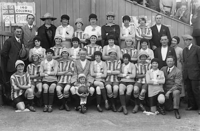 Milliat, arriba, la tercera por la izquierda, en un partido de fútbol en Plymouth.