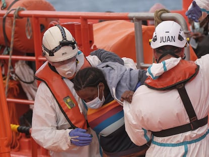 A woman rescued at sea receives help at Arguineguín port in Gran Canaria.