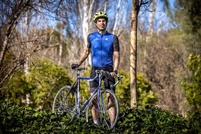 Borja Grcia, usuario de la aplicacin Strava, con su bicicleta en Valencia. 