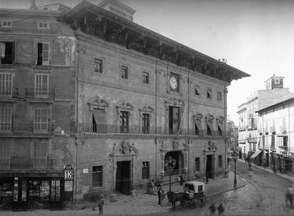 La cámara de los Mas recorrió varias islas, pero sobre todo recaló en Mallorca. En la imagen, la Plaça de Cort (Ayuntamiento), en 1913, una época en la que visitaron las islas desde el dramaturgo y poeta Josep Maria de Sagarra y el pensador y novelista Miguel de Unamuno.