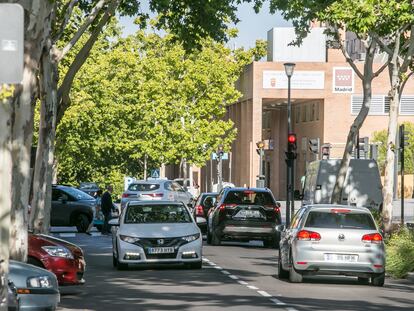 Tráfico en el centro de Tres Cantos (Madrid), una de las localidades que todavía no han iniciado los trámites para hacer una zona de bajas emisiones.