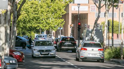 Tráfico en el centro de Tres Cantos (Madrid), una de las localidades que todavía no han iniciado los trámites para hacer una zona de bajas emisiones.