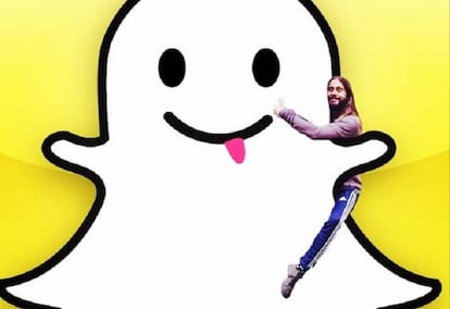 Jared Leto abrazando el logo de Snapchat.