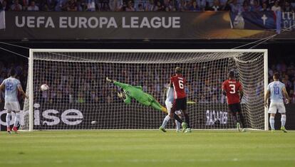 El portero del Celta Sergio Álvarez trata de evitar un gol del Manchester United.