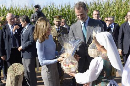 Doñe Leticia recibe el regalo de una de las vecinas del pueblo Poreñu con motivo de la celebración de Mejor pueblo ejemplar 2017.