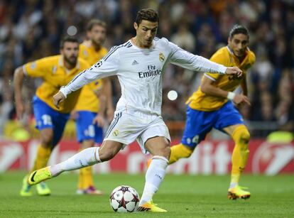 Cristiano marca de penalti su segundo gol de la noche, el 2-1.
