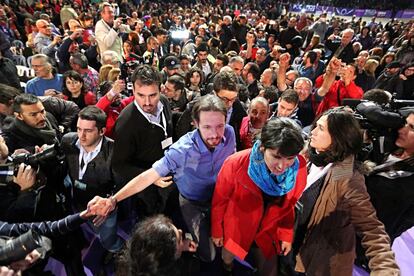 El l&iacute;der de Podemos, Pablo Iglesias, y la candidata a la Junta de Andaluc&iacute;a, Teresa Rodr&iacute;guez, segunda por la derecha, cruzan la multitud que les espera en el Vel&oacute;dromo de Dos Hermanas, en Sevilla.