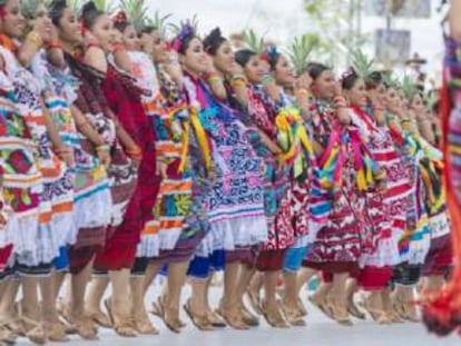Varias mujeres oaxaqueñas bailan durante la Guelaguetza.