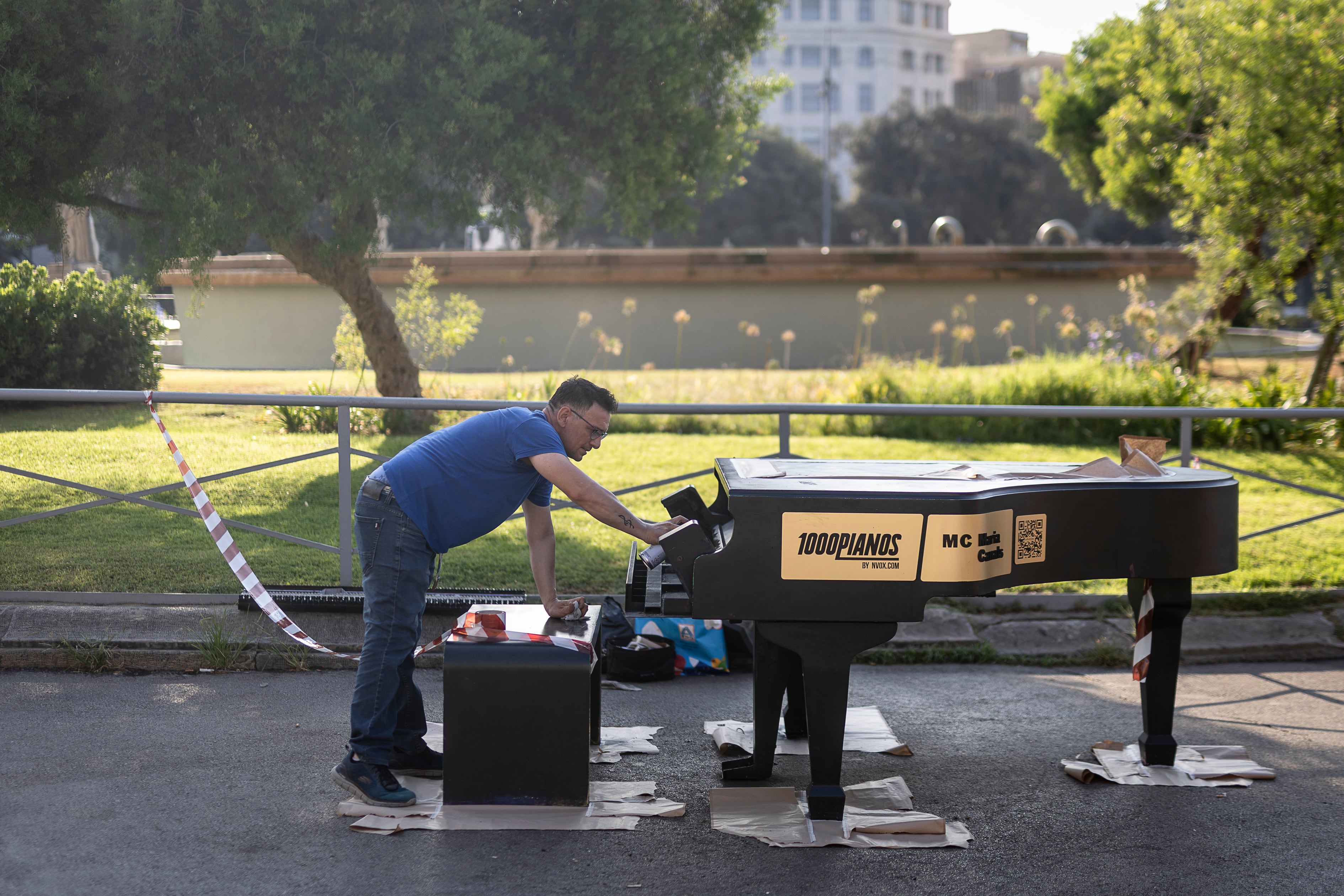 Iván Berruezo repara y pinta el piano de plaza Catalunya.