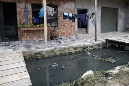 Un anciano al borde de la acequia que trae parte de los desagües de Iquitos. La calle por la que pasa se llama, paradójica y acaso cruelmente, Buenos Aires. El artículo 25 de la Declaración de las Naciones Unidas sobre los Derechos de los Pueblos Indígenas respalda las peticiones de estos habitantes. Según este, “los pueblos indígenas tienen derecho a mantener y fortalecer su propia relación espiritual con las tierras, territorios, aguas, mares costeros y otros recursos”.