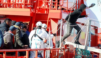 Migrants disembark from a boat in San Roque (Cádiz).