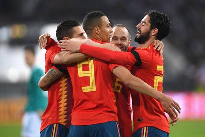 Rodrigo, con el '9', celebra su gol contra Alemania junto a Koke, Iniesta e Isco.