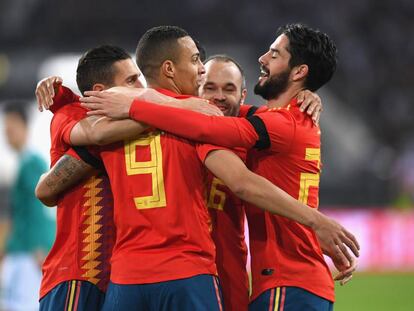 Rodrigo, con el '9', celebra su gol contra Alemania junto a Koke, Iniesta e Isco.