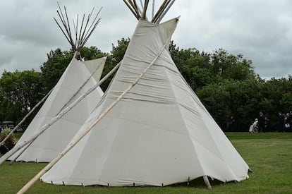 Luego de la reunión, el Papa visitó el campamento de las comunidades indígenas. En la imagen, unos tipis tradicionales.