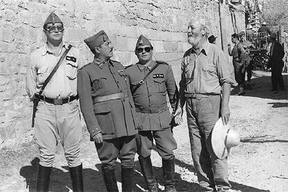 Berlanga, durante el rodaje de <i>La vaquilla</i> en Sos del Rey Católico, con tres actores, uno de ellos caracterizado como Franco.