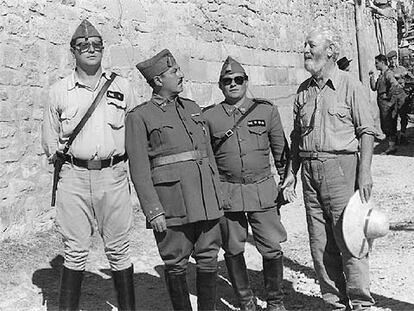 Berlanga, durante el rodaje de <i>La vaquilla</i> en Sos del Rey Católico, con tres actores, uno de ellos caracterizado como Franco.