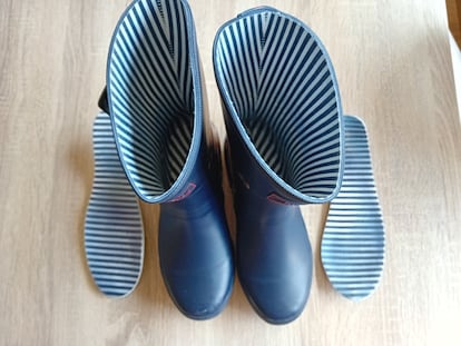 Plano cenital de las botas de agua para mujer de Joules, junto a las dos plantillas de pies que van integradas en el interior.