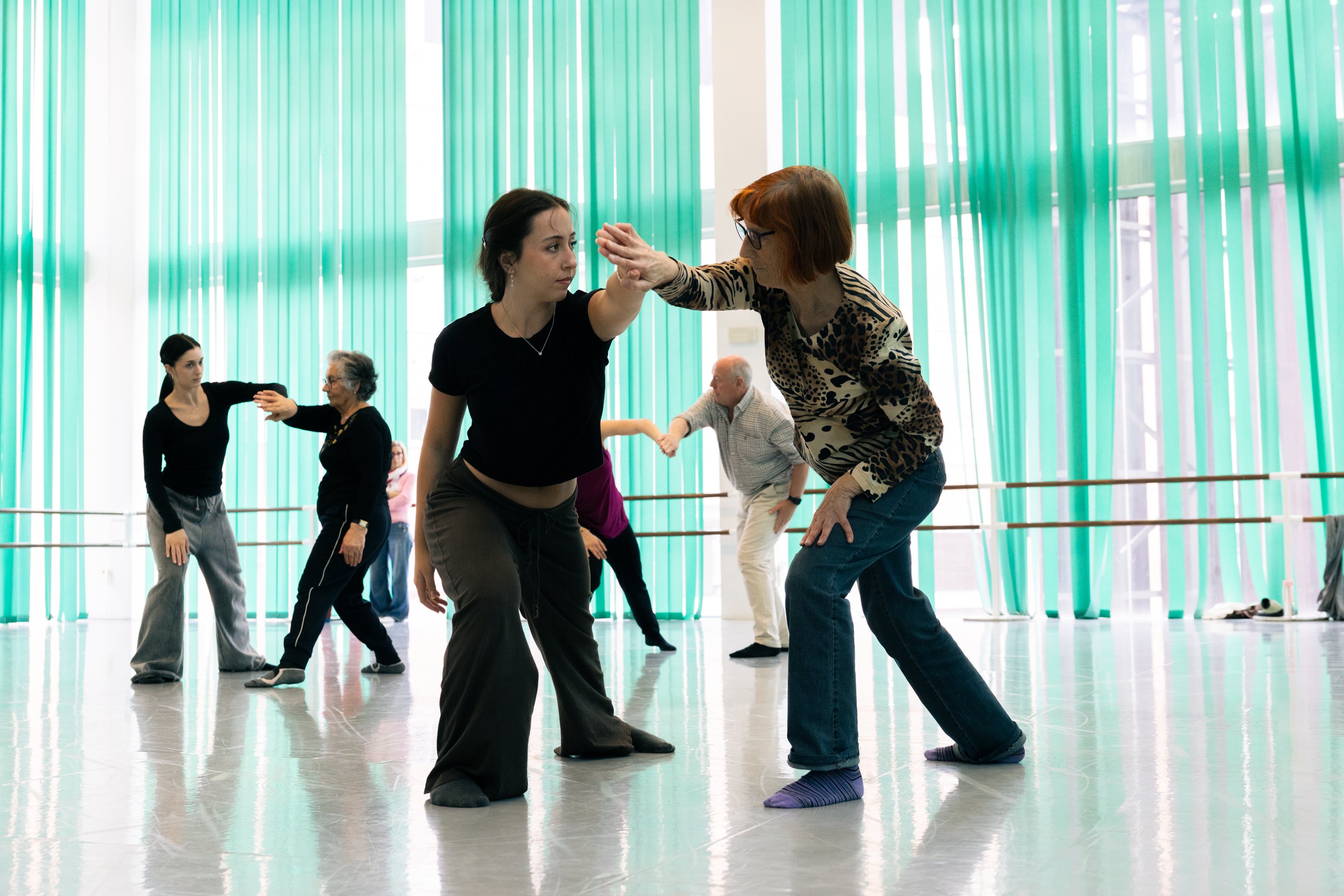 Un grupo de personas mayores combaten las brechas propias de su edad, como la soledad, en la compañía CaraBdanza.
