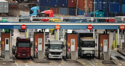 Camions sortint del port comercial de Barcelona.