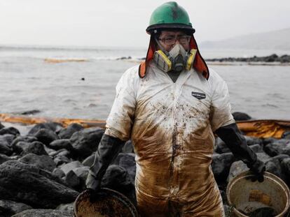 Una persona trabaja en la limpieza de una playa en Perú, contaminada por el derrame de petróleo de la refinería La Pampilla, operada por Repsol.