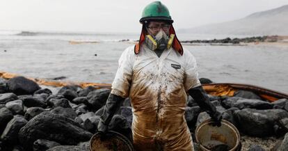 Limpieza de una playa en Perú, tras el derrame de petróleo de la refinería La Pampilla.