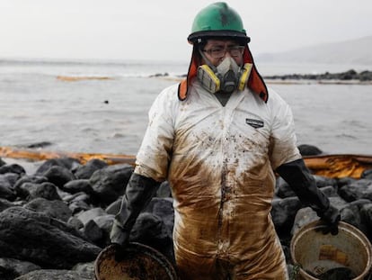 Limpieza de una playa en Perú, tras el derrame de petróleo de la refinería La Pampilla.