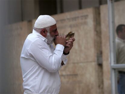 Un judío ortodoxo hace sonar su cuerno de carnero <i>(shaofar)</i> en honor de Sharon en la puerta del hospital Hadassah.