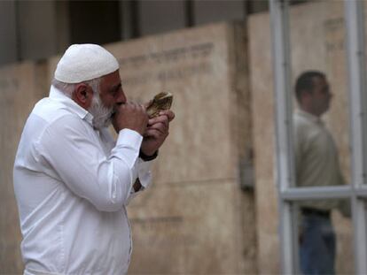 Un judío ortodoxo hace sonar su cuerno de carnero <i>(shaofar)</i> en honor de Sharon en la puerta del hospital Hadassah.