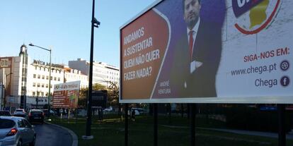 Vallas de partidos políticos, en la plaza Marqués de Pombal.