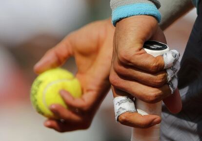 Los vendajes de Nadal en los dedos de su mano izquierda durante la final masculina de Roland Garros 2014.