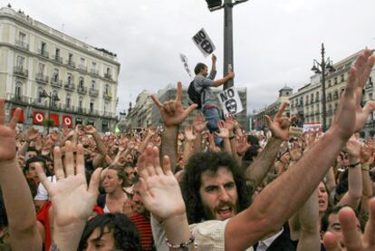 Asistentes a la protesta contra la clase política, ayer por la tarde en la Puerta del Sol.