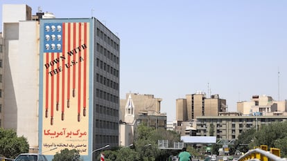 Un edificio de Teherán exhibe una lona contra Estados Unidos tras el bombardeo, este domingo.