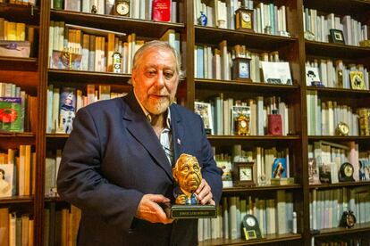 Vaccaro sostiene un busto de Jorge Luis Borges, en su casa en Buenos Aires.