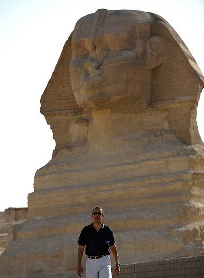 El presidente estadounidense, Barack Obama, posa delante de la Gran Pirámide de Giza.