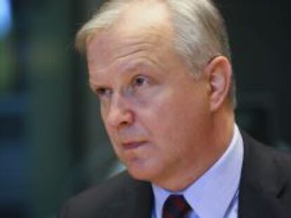 El vicepresidente de la Comisi&oacute;n Europea (CE) y responsable de Asuntos Econ&oacute;micos y Monetarios, Olli Rehn, a su llegada a la reuni&oacute;n de la Comisi&oacute;n de Asuntos Econ&oacute;micos del Parlamento Europeo el mi&eacute;rcoles 8 de mayo de 2013 en Bruselas (B&eacute;lgica).