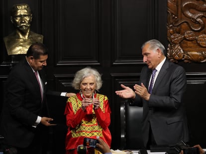 La escritora Elena Poniatowska al recibir este miércoles la Medalla Belisario Domínguez, otorgada por el Senado de México.