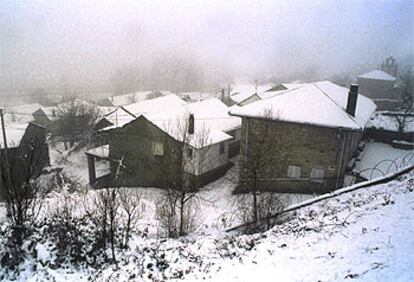 La nieve cubre Padornelo, en Zamora, una de las zonas más afectadas por el temporal, que mantiene 22 puertos cerrados y 50 con cadenas.