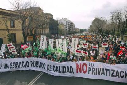 Una vista de la manifestación que ayer recorrió la ronda histórica de Sevilla en protesta por el decreto del sector público.