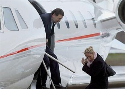 Mariano Rajoy, al bajar ayer del avión en el aeropuerto de Agoncillo, en Logroño.