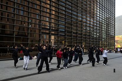 El 22@ es un punto de encuentro de jóvenes entusiastas de la danza k-Pop por la cantidad de edificios acristalados que hay en la zona.