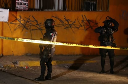 Policiais em Tepic após a morte do líder dos Beltrán Leyva.