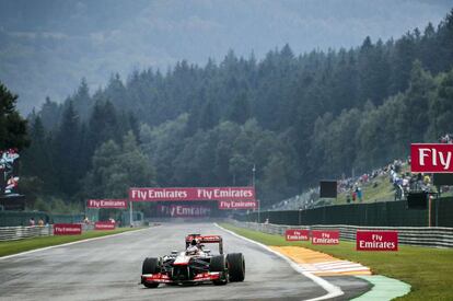 El McLaren Mercedes de Jenson Button rueda durante la primera sesión de entrenamientos.