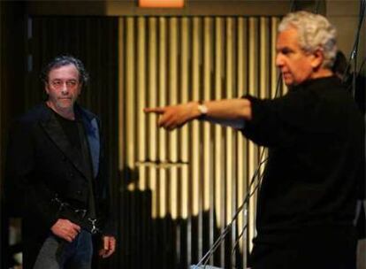 José Carlos Plaza, a la derecha, dirige a Joseba Pinela en un ensayo de <i>Splendid's </i>